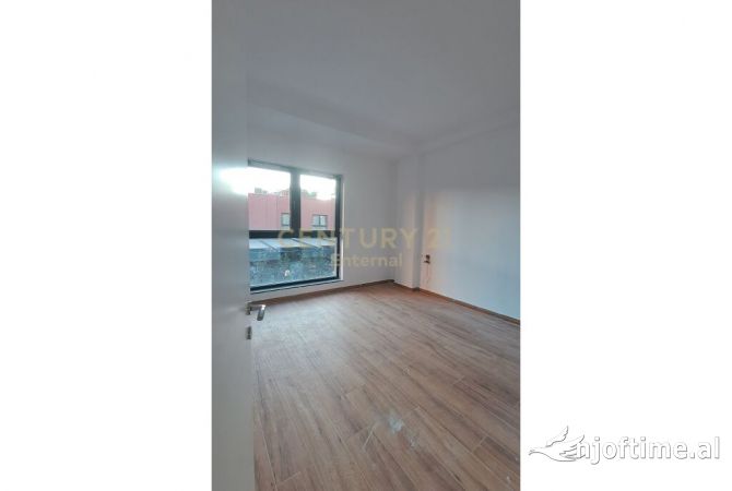 Ambiente Commerciale in Affitto 3+1 a Tirana - 3,000 Euro