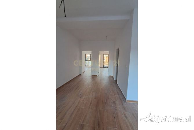 Ambiente Commerciale in Affitto 3+1 a Tirana - 3,000 Euro