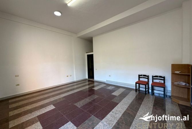 Ambiente Commerciale in Affitto 3+1 a Tirana - 250 Euro