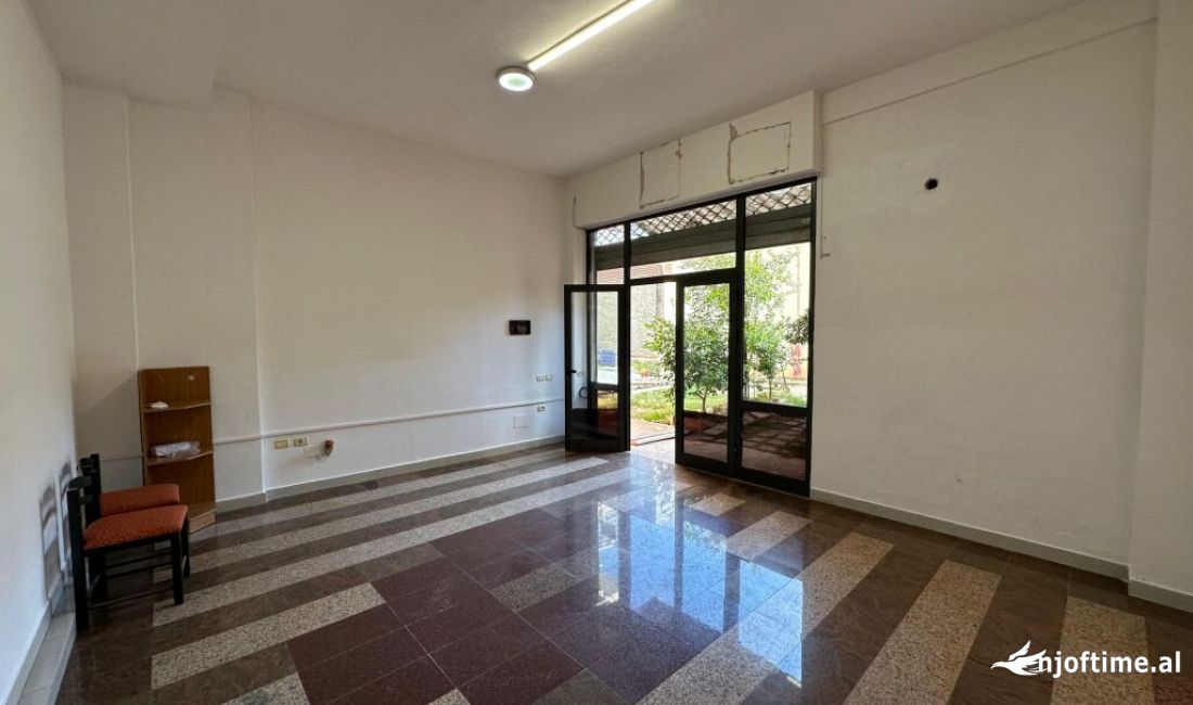 Ambient komercial per qira tek Shkolla e Kuqe.