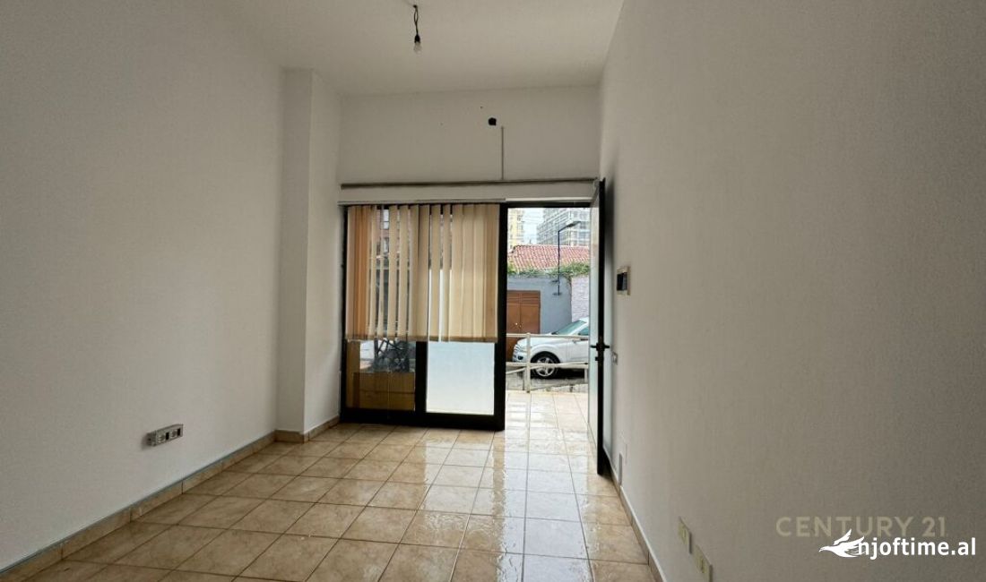 Dyqan Per Qira ne Rruga Barrikadave