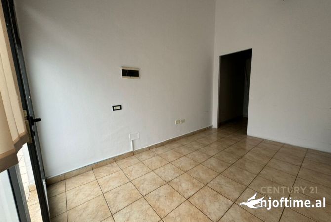 Ambiente Commerciale in Affitto 1+1 a Tirana - 400 Euro