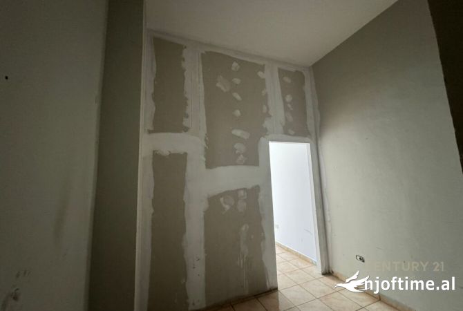 Ambiente Commerciale in Affitto 1+1 a Tirana - 400 Euro