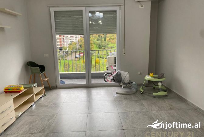 Ambiente Commerciale in Affitto 3+1 a Tirana - 650 Euro