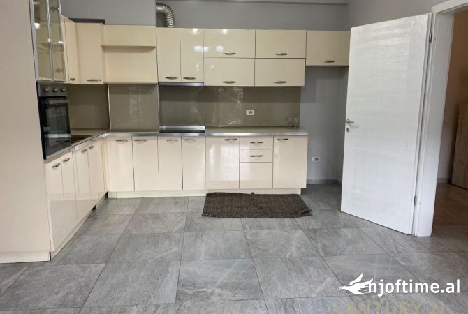 Tek Kompleksi Dinamo japim me qira apartament 2+1 per banim ose zyre.