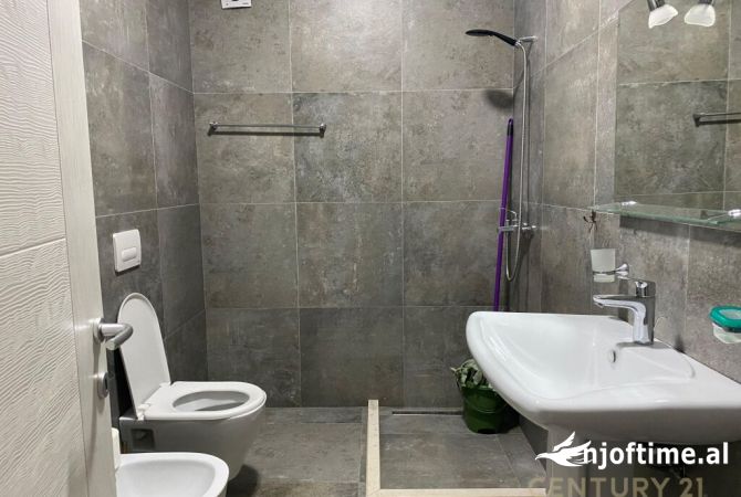 Tek Kompleksi Dinamo japim me qira apartament 2+1 per banim ose zyre.
