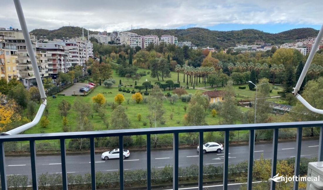 Tek Kompleksi Dinamo japim me qira apartament 2+1 per banim ose zyre.