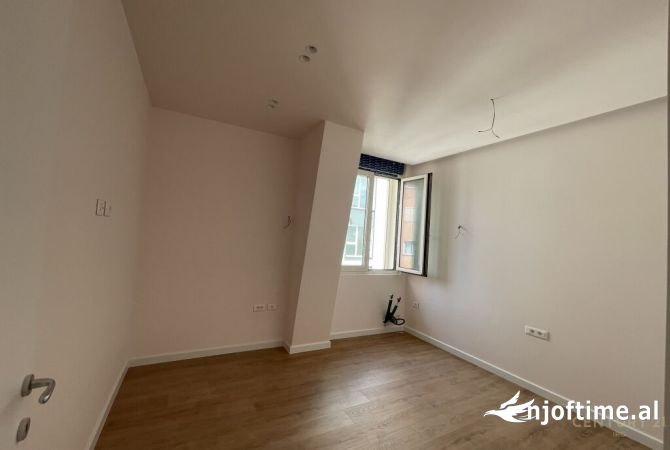 Jepet me qera ambient biznesi per zyra ne nje nga zonat me te frekuentuara te Tiranes ne rrugen e El