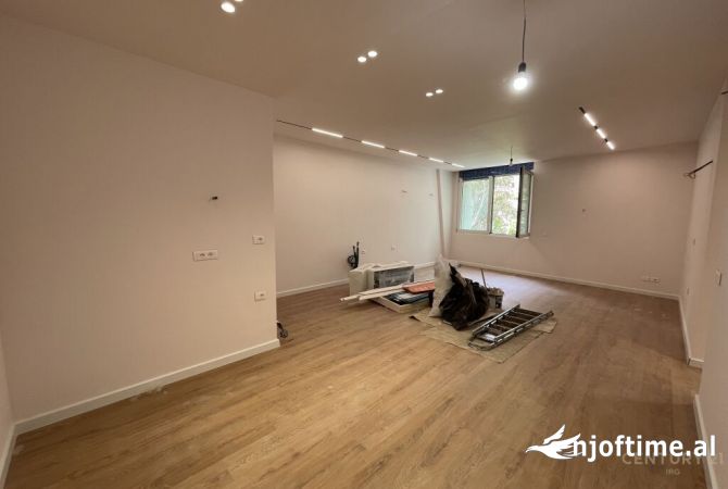 Ambiente Commerciale in Affitto 3+1 a Tirana - 1,600 Euro