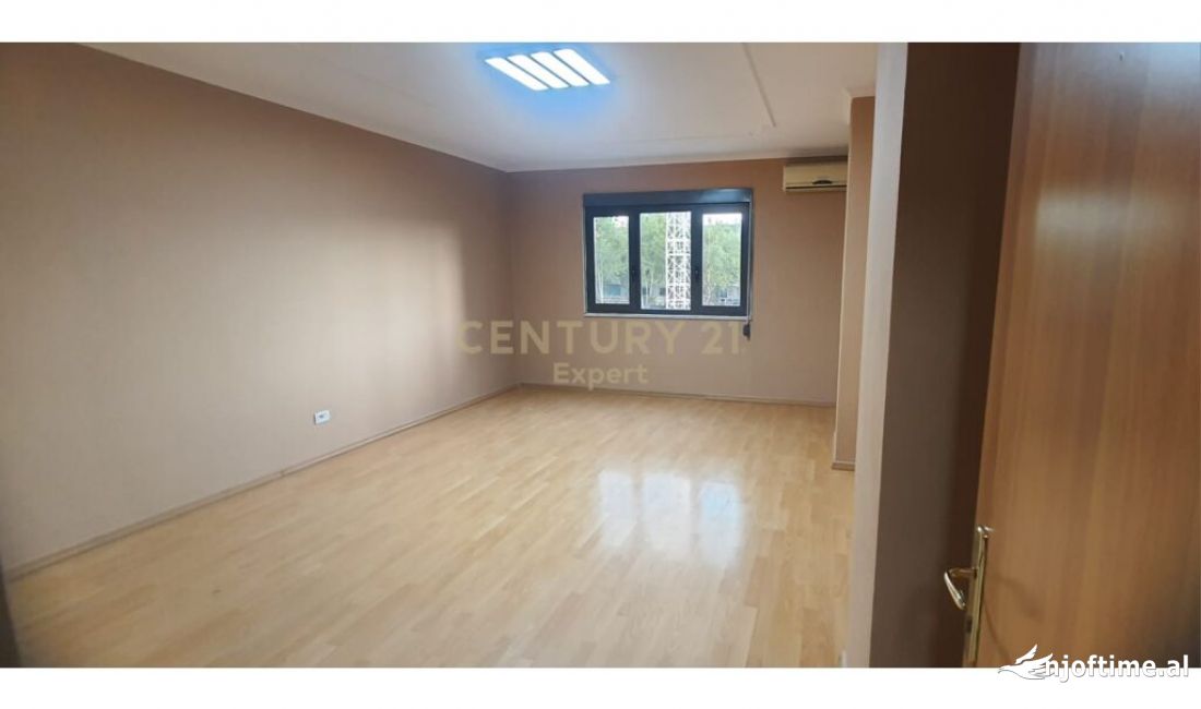 JAPIM ME QIRA AMBJENT NE QENDER 3+1+2