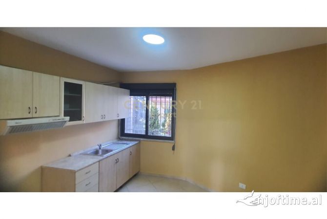 Ambiente Commerciale in Affitto 3+1 a Tirana - 1,600 Euro