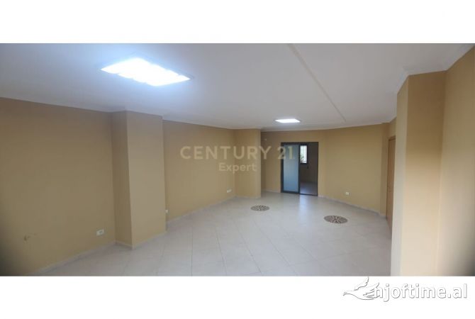 Ambiente Commerciale in Affitto 3+1 a Tirana - 1,600 Euro