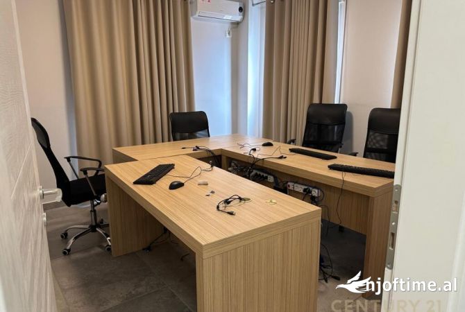Ambiente Commerciale in Affitto 3+1 a Tirana - 850 Euro