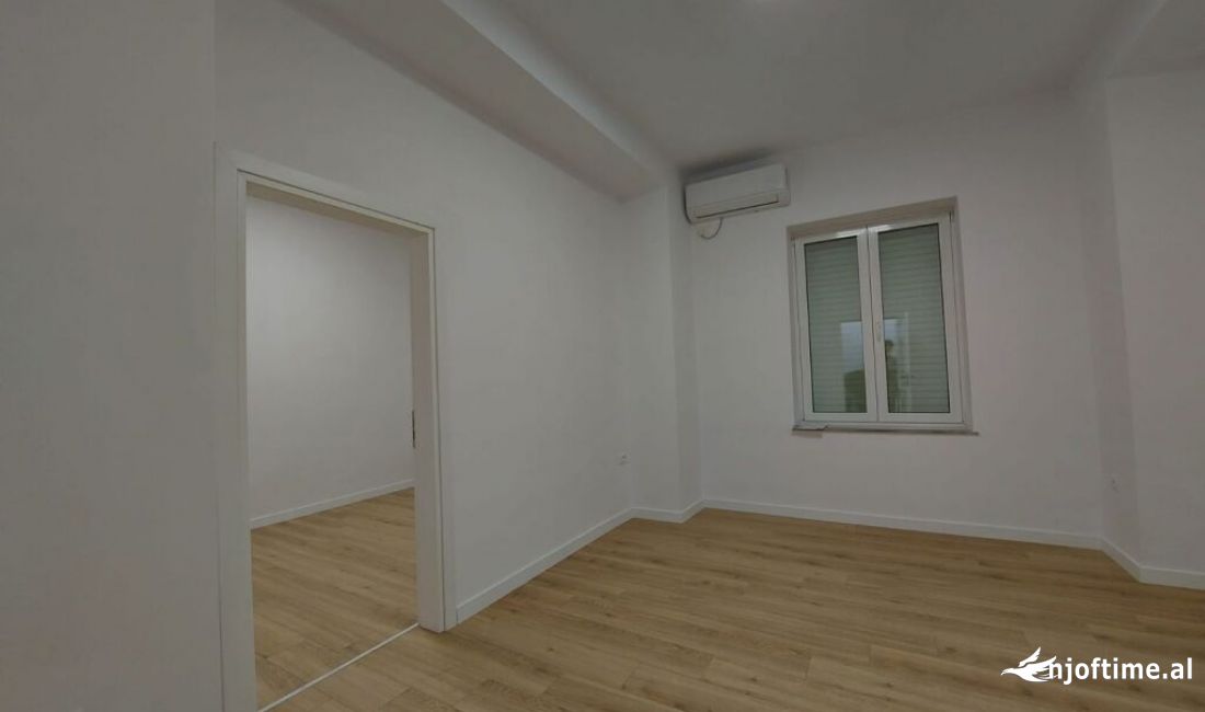 Prane qendres, ne rrugen Myslym Shyri jap per qira ambient per zyra.