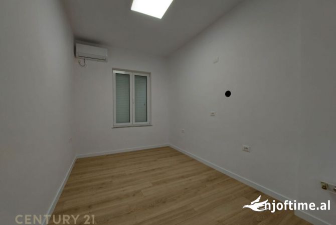 Ambiente Commerciale in Affitto 3+1 a Tirana - 900 Euro