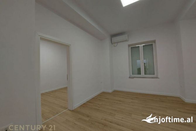 Ambiente Commerciale in Affitto 3+1 a Tirana - 900 Euro
