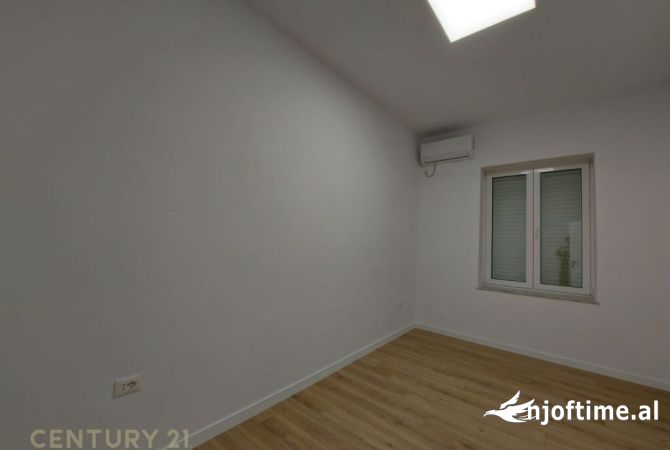 Ambiente Commerciale in Affitto 3+1 a Tirana - 900 Euro