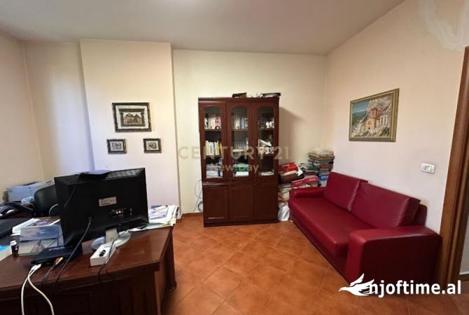 Ambiente Commerciale in Affitto 3+1 a Tirana - 500 Euro
