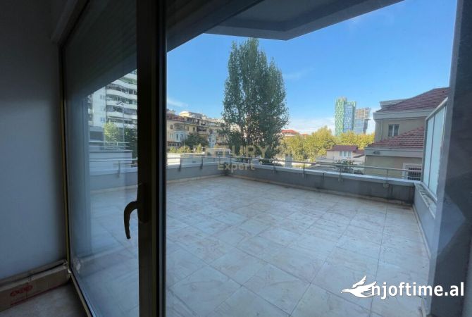 Ambiente Commerciale in Affitto 3+1 a Tirana - 1,500 Euro