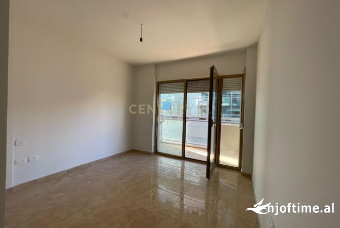 Ambiente Commerciale in Affitto 3+1 a Tirana - 1,500 Euro