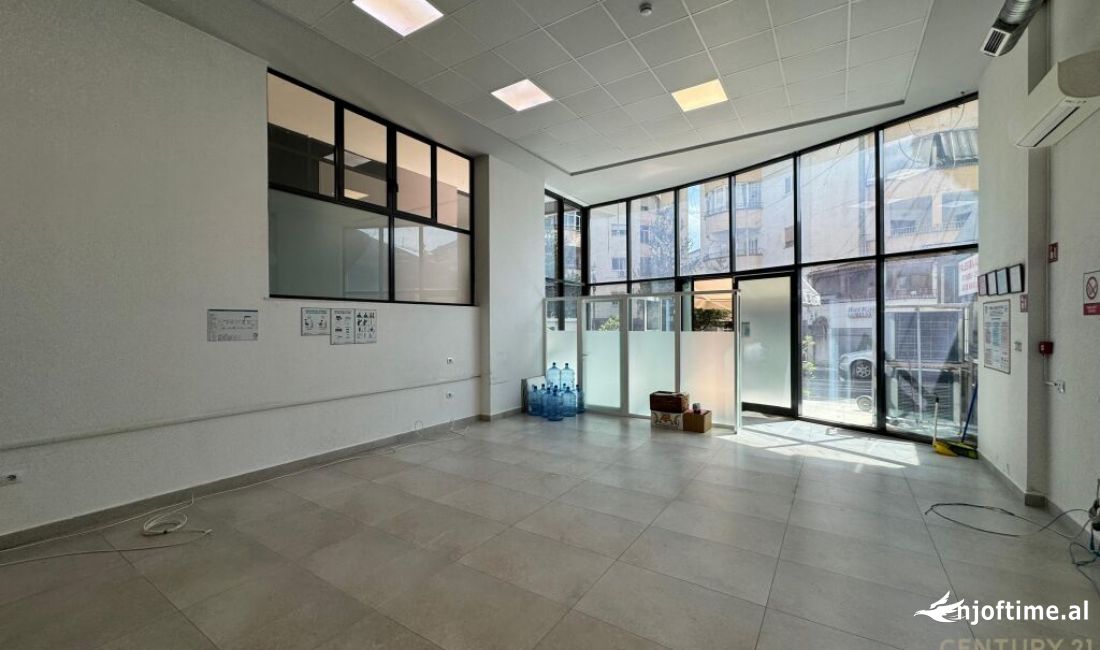 Ambjent per Zyre / Klinike tek Komuna e Parisit !