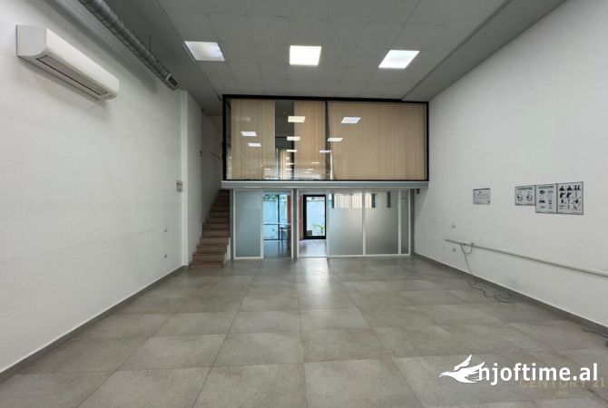 Ambjent per Zyre / Klinike tek Komuna e Parisit !