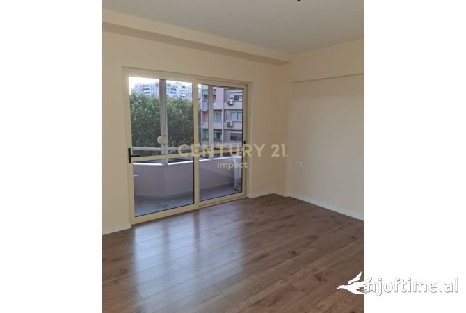 Ambiente Commerciale in Affitto 3+1 a Tirana - 900 Euro