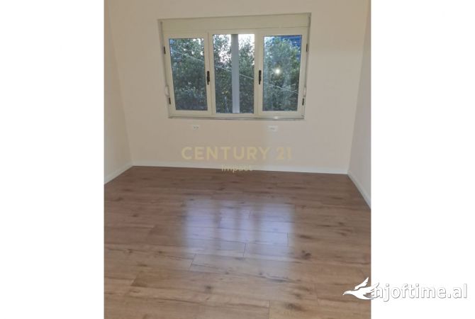 Ambiente Commerciale in Affitto 3+1 a Tirana - 900 Euro