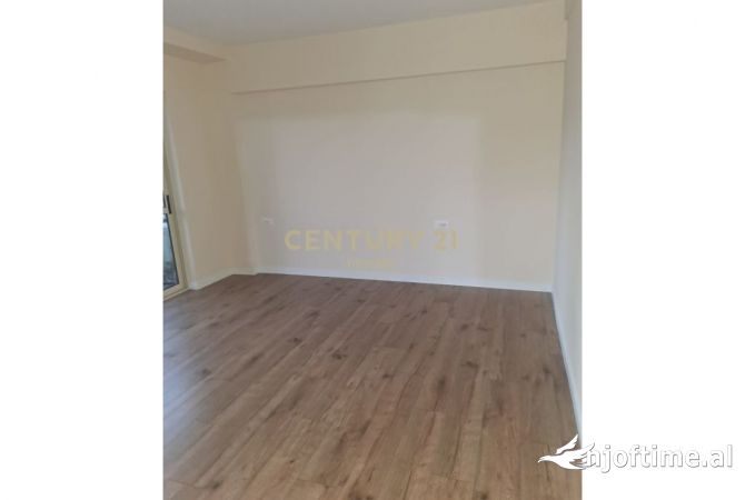 Ambiente Commerciale in Affitto 3+1 a Tirana - 900 Euro