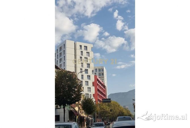 Ambiente Commerciale in Affitto 3+1 a Tirana - 550 Euro