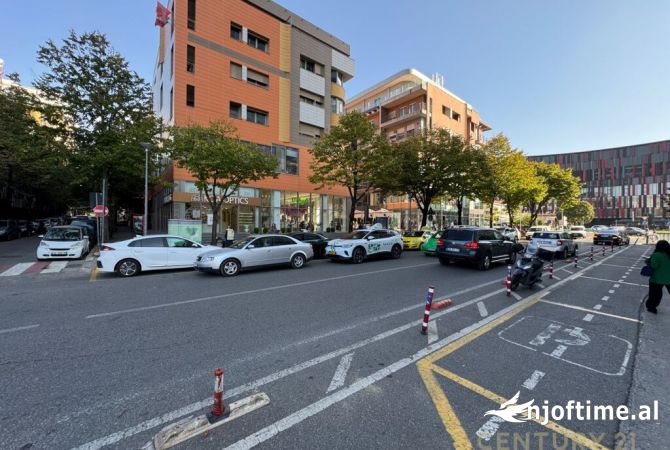 Ambiente Commerciale in Affitto 3+1 a Tirana - 2,200 Euro