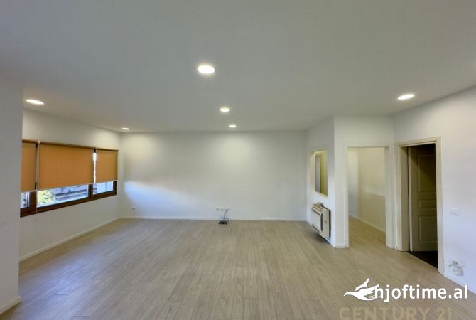 Ambiente Commerciale in Affitto 3+1 a Tirana - 2,200 Euro