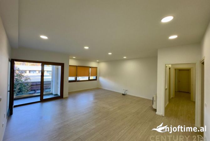 Ambiente Commerciale in Affitto 3+1 a Tirana - 2,200 Euro