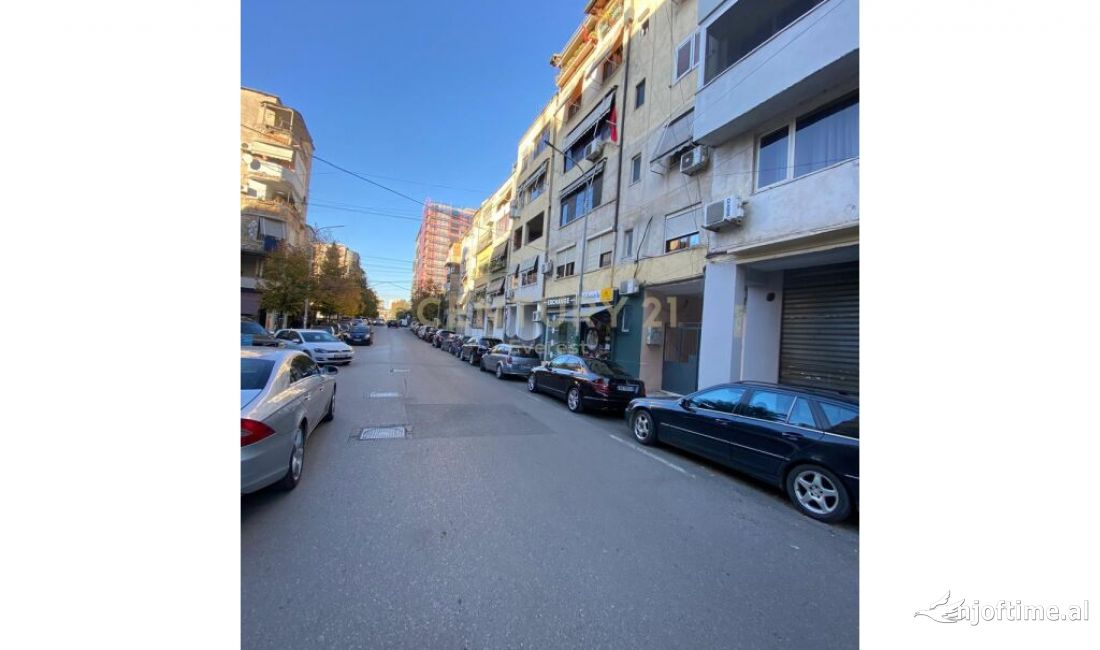 GARSONIERE, JAPIM ME QIRA AMBIENT PER ZYRA. SIPERFAQE: 25m2 KATI: 2-TE ORGANIZOHET NGA 1 AMBIENT DHE