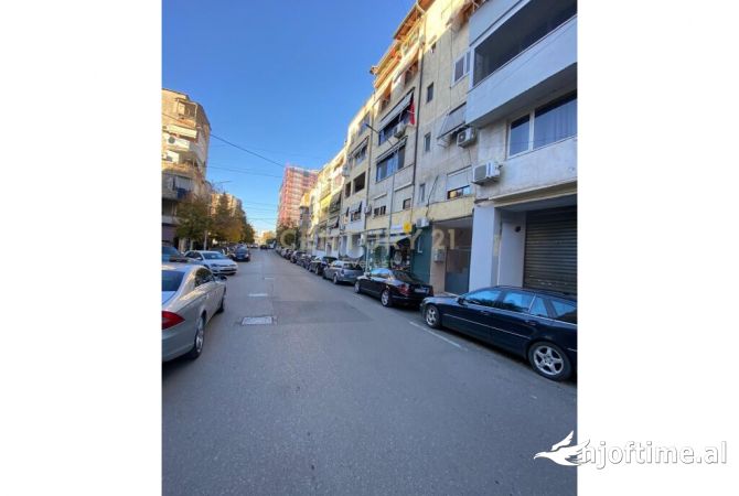 GARSONIERE, JAPIM ME QIRA AMBIENT PER ZYRA. SIPERFAQE: 25m2 KATI: 2-TE ORGANIZOHET NGA 1 AMBIENT DHE