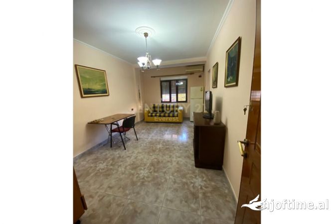 GARSONIERE, JAPIM ME QIRA AMBIENT PER ZYRA. SIPERFAQE: 25m2 KATI: 2-TE ORGANIZOHET NGA 1 AMBIENT DHE