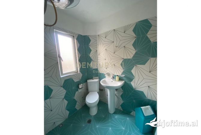 GARSONIERE, JAPIM ME QIRA AMBIENT PER ZYRA. SIPERFAQE: 25m2 KATI: 2-TE ORGANIZOHET NGA 1 AMBIENT DHE