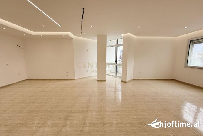 JEPET ME QERA AMBJENT PER ZYRA TEK RRUGA E ELBASANIT, 190 m2 PRANE AMBASADES AMERIKANE !!