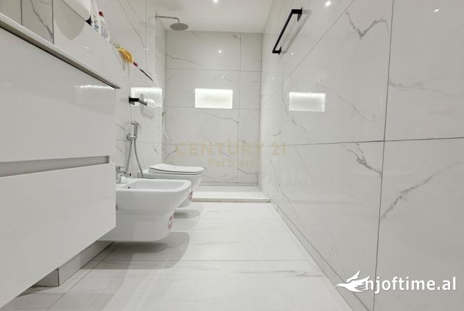 JEPET ME QERA AMBJENT PER ZYRA TEK RRUGA E ELBASANIT, 190 m2 PRANE AMBASADES AMERIKANE !!