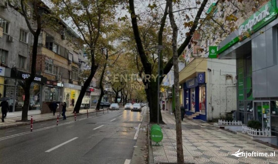 Buze rruge kryesore Myslym Shyri jepet me qera ambient komercial