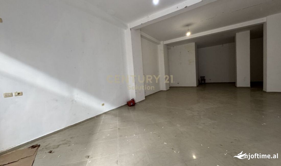 Jepet ambient komercial me qira ne rrugen Loni Ligori