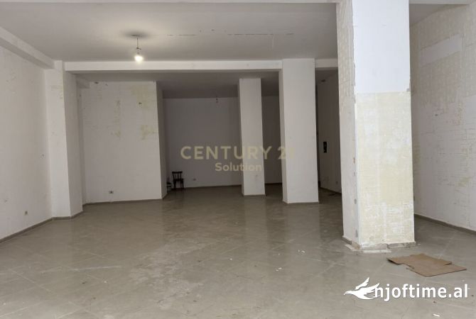 Jepet ambient komercial me qira ne rrugen Loni Ligori