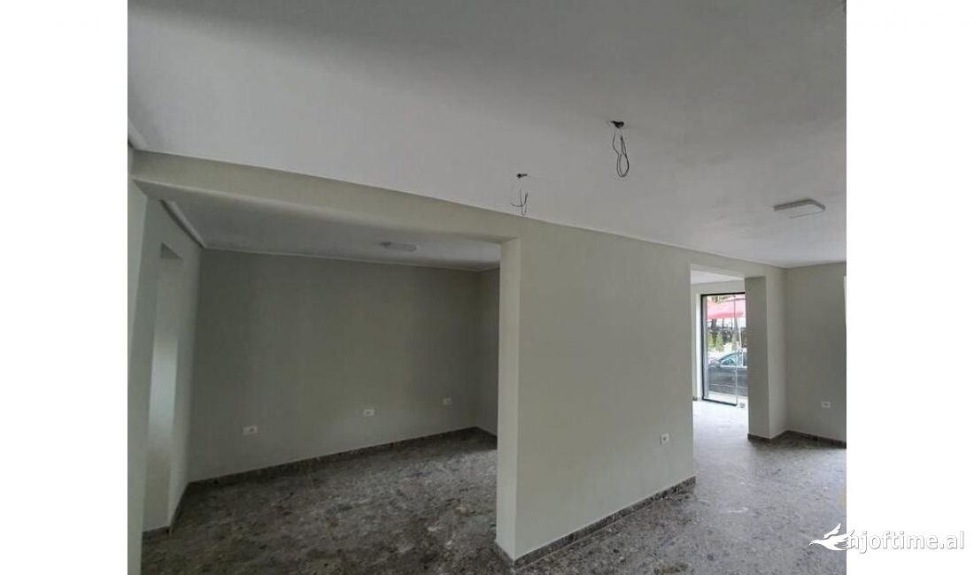 Jepet me qera ambient komercial tek Rruga e Kavajes