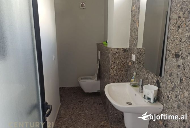 Jepet me qera ambient komercial tek Rruga e Kavajes