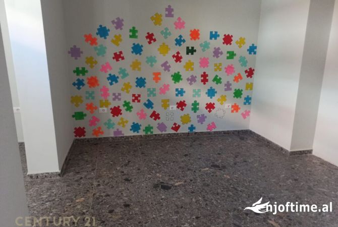 Jepet me qera ambient komercial tek Rruga e Kavajes