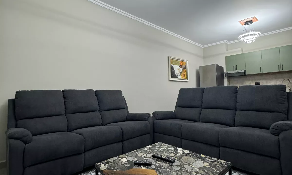 Shtepi me qera Papafingo(kati i catise) ne Tirane, 1+1, Mobilimi E mobiluar, Pagesa 450  Euro.