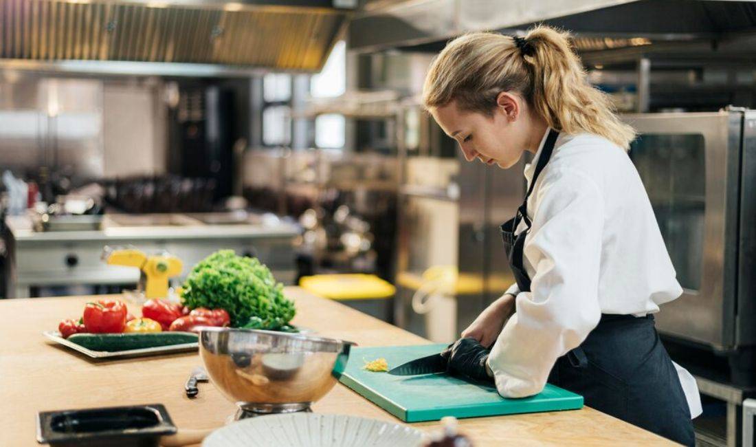 Job Offers in Tirana, Profession Ndihmes Kuzhiniere , Beginner/Little experience, Payment 65,000  Leke.