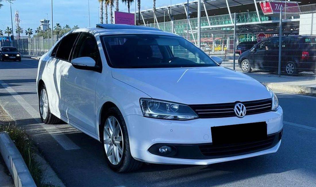 Jepet me qera makina volkswagen jetta me cmim 50 euro dita