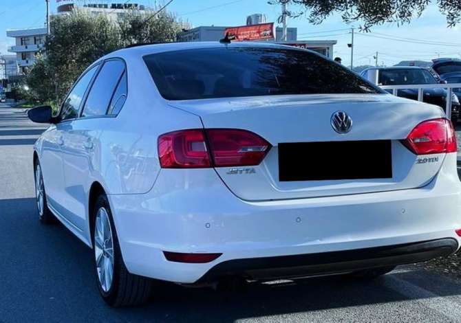 Jepet me qera makina volkswagen jetta me cmim 50 euro dita