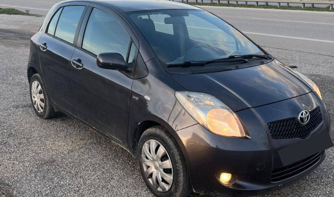 Jepet me Qera Makine Ekonomike Toyota Yaris per 30 euro dita 